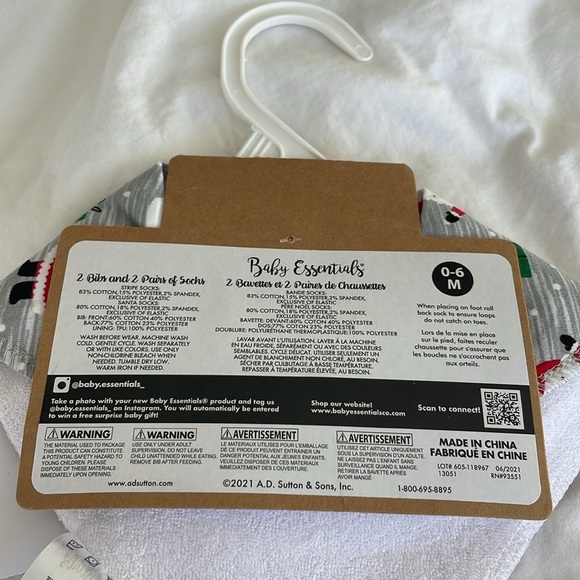 Christmas themed 0-6 months socks and 2  bibs. New with tags - Picture 4 of 4